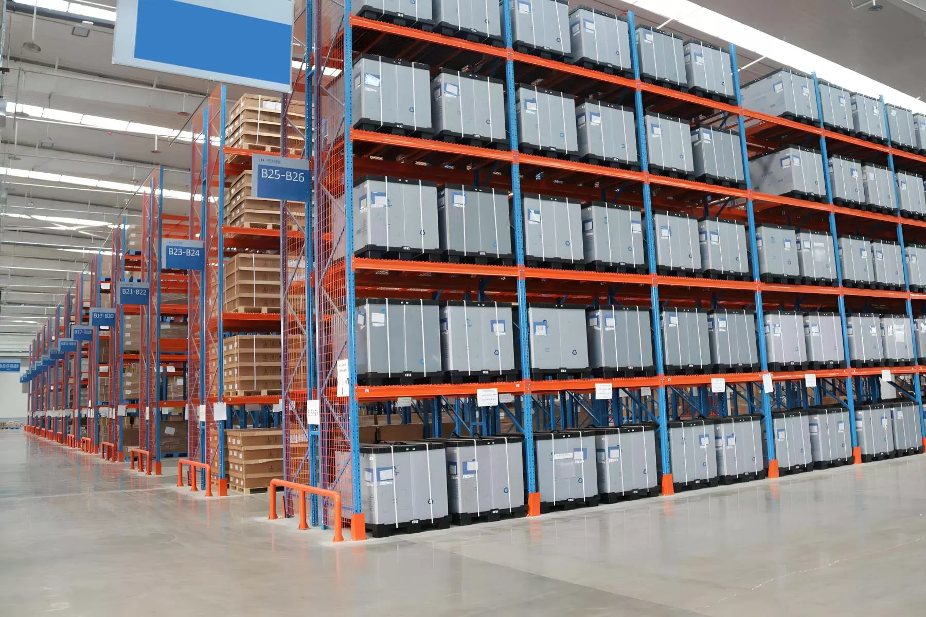 warehouse floor scrubber